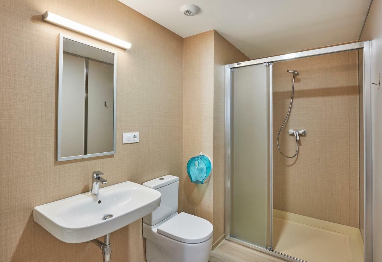 Alberg Abat Oliba Monistrol de Montserrat Luaran gambar A modern bathroom with a shower enclosure