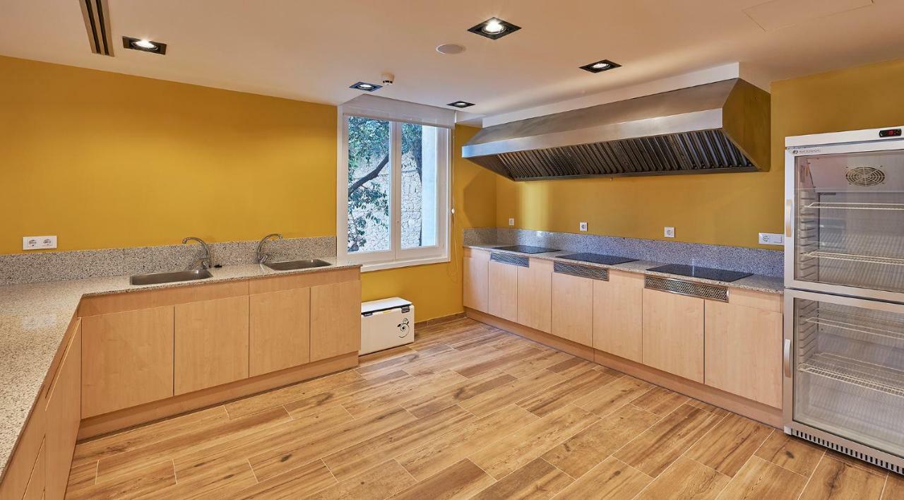 Alberg Abat Oliba Monistrol de Montserrat Luaran gambar A kitchen with a wall mounted ventilation hood